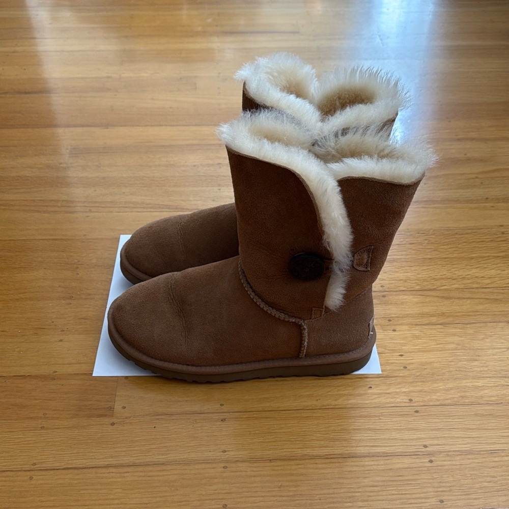 Women’s Ugg Bailey button in chestnut - Picture 2 of 4